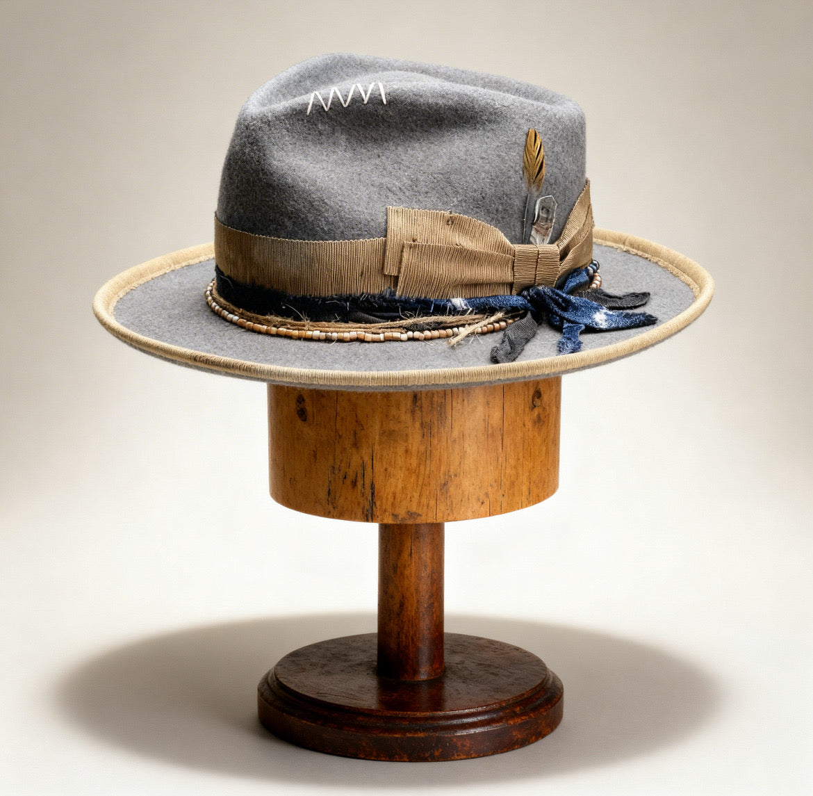 “Spark” Modern Elegance Hat – Grey – handmade handmade felt hat by artisan Ruby Cantero | Pokijomba Hats