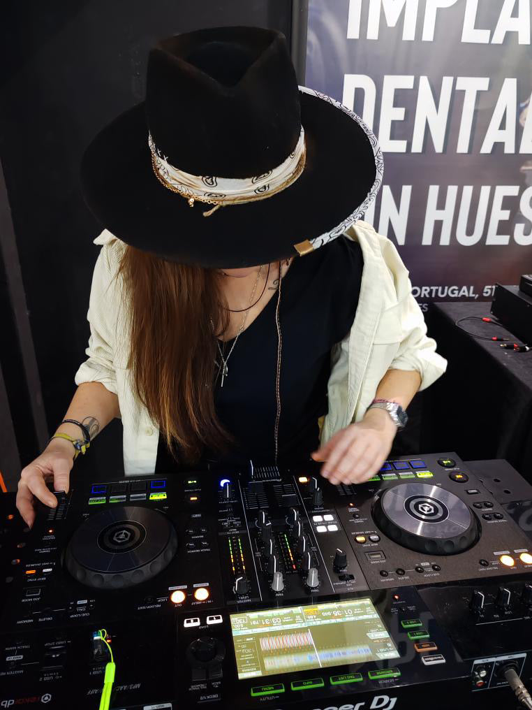 Flamingo II – Black Wool Felt Fedora Hat – White Bandana