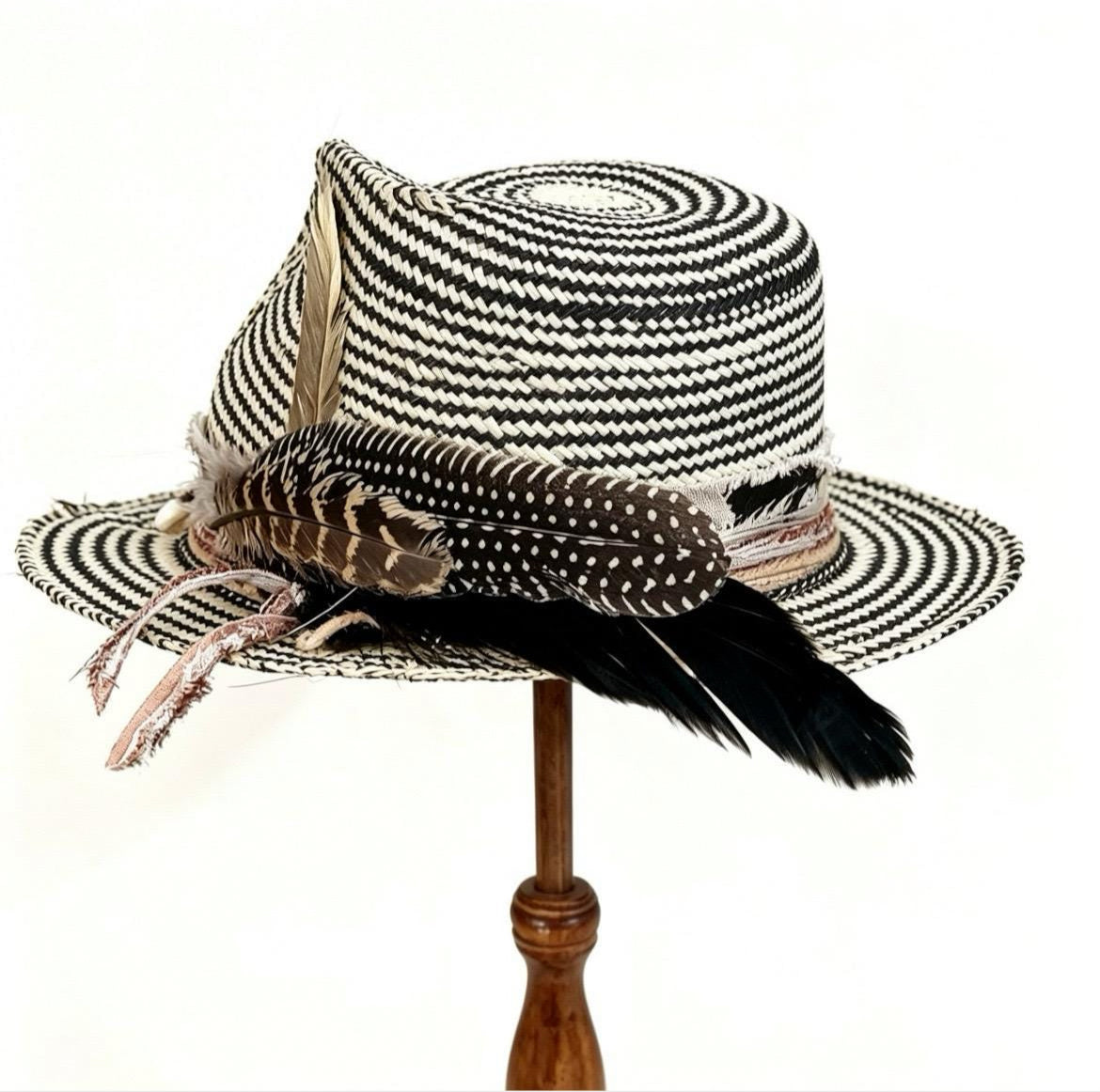 Straw Medium Brim Fedora Hat – Summer Hat – handmade straw fedora hat by artisan Ruby Cantero, detail view 4 | Pokijomba Hats
