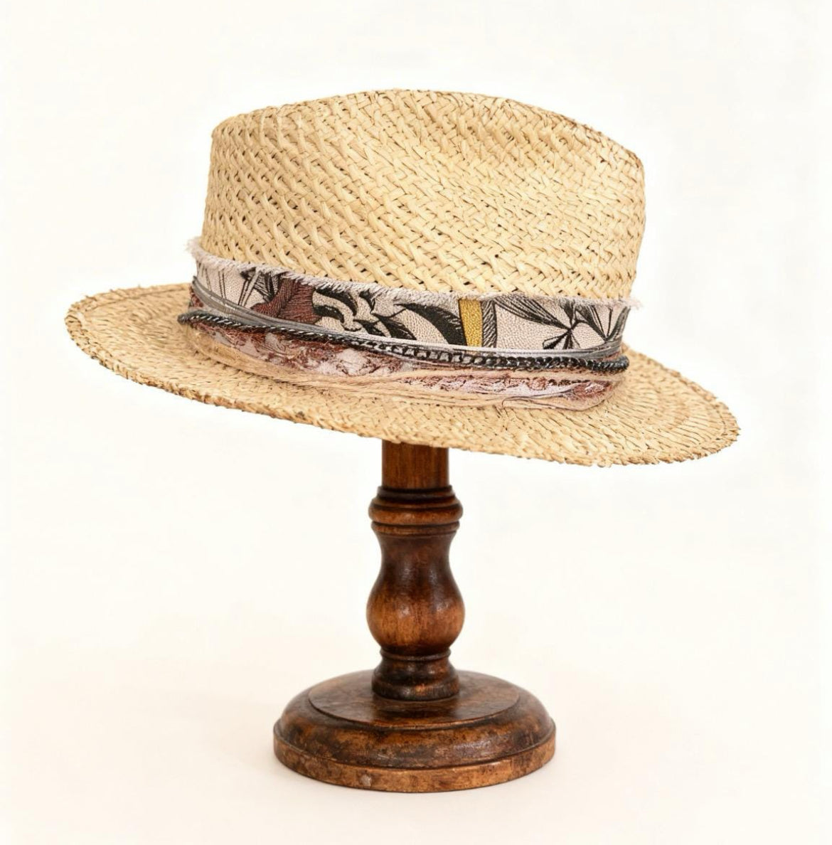 Straw Medium Brim Fedora Hat – Summer Hat – handmade straw fedora hat by artisan Ruby Cantero, detail view 4 | Pokijomba Hats